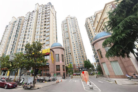 明湖中学附近步梯黄金楼层精装三室两厅送车库可分期
